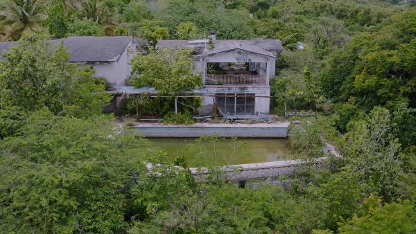 Bild 1 von 3: Die legendären AIR Studios auf der Karibikinsel Montserrat. Oder besser: was von ihnen übrig ist.