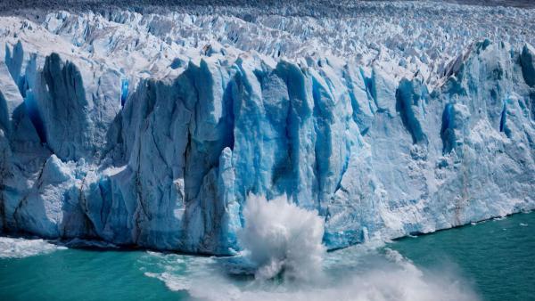 Bild 1 von 2: Wenn ein Gletscher schmilzt, wird eingeschlossenes Wasser und Geröll freigesetzt. Kann dieses Material nicht entweichen, sammelt es sich an und bildet einen Gletschersee.