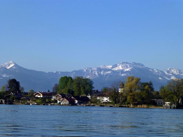 Bild 1 von 8: Der Chiemgau: Wellen, Wälder, Berge.