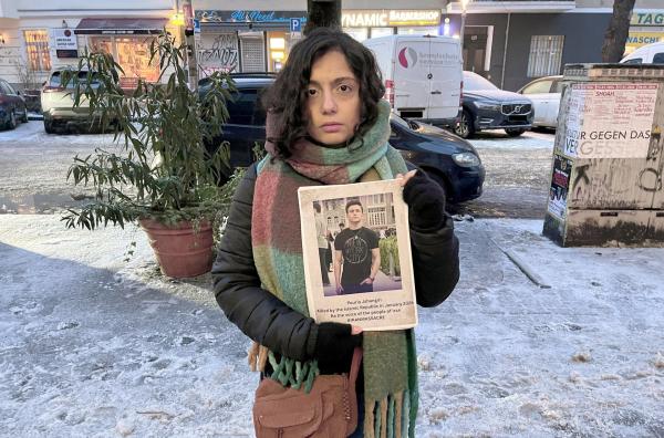 Bild 1 von 2: Auf das Leid aufmerksam machen: Schauspielerin Setareh Maleki verteilt in Berlin Porträts von im Iran ermordeten Opfern.