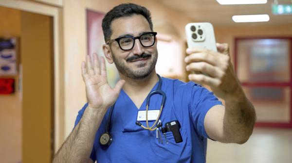 Bild 1 von 3: Nibras Naami, Kinderarzt und Podcaster.