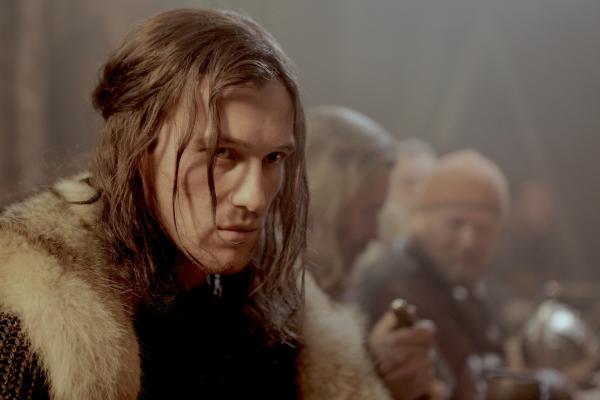 Bild 1 von 13: Der junge Krieger Beowulf will mit bloßen Händen gegen das Monster Grendel kämpfen.