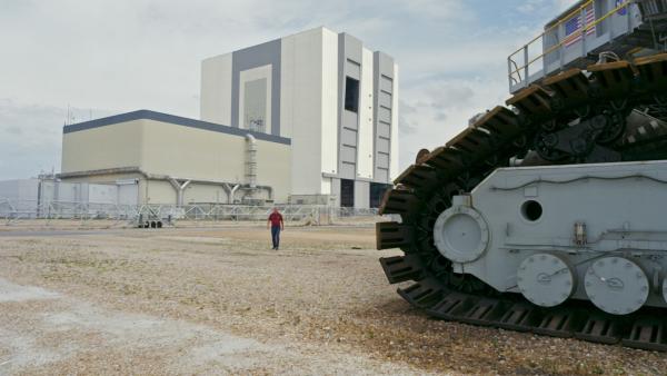 Bild 1 von 1: Ein 40 Meter langes Gleiskettenfahrzeug der NASA für den Transport von Raketen zur Startrampe des Kennedy Space Center in Florida.