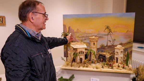 Bild 1 von 12: Im Bild: Krippenbaumeister Michael Weiss vor einer orientalischen Krippe.