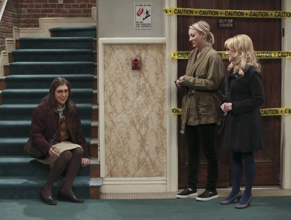 Bild 1 von 15: Gemeinsam bereiten sie Amy (Mayim Bialik, l.) für ihren großen Tag mit Sheldon vor: Penny (Kaley Cuoco, M.) und Bernadette (Melissa Rauch, r.) ...