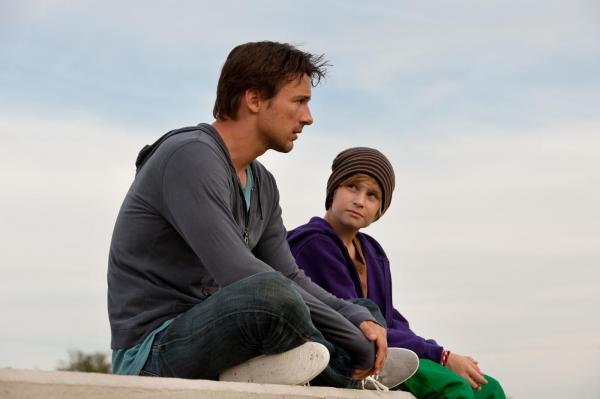 Bild 1 von 18: Drei Generationen unter einem Dach. Während Jonas (Marius V. Haas, r.) inzwischen ein gutes Verhältnis zu seinem Großvater aufgebaut hat, muss Conrad (Florian David Fitz, l.) immer wieder erleben, dass sein Vater in alte Verhaltensmuster zurückfällt. Sich wieder zurückziehen oder endlich den Traum einer gut funktionierenden und glücklichen Familie realisieren?