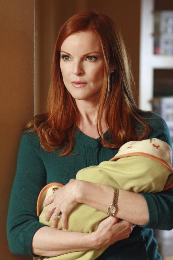 Bild 1 von 17: Ist besorgt, da sich ein Tornado auf die Wisteria Lane zubewegt: Bree (Marcia Cross) ...