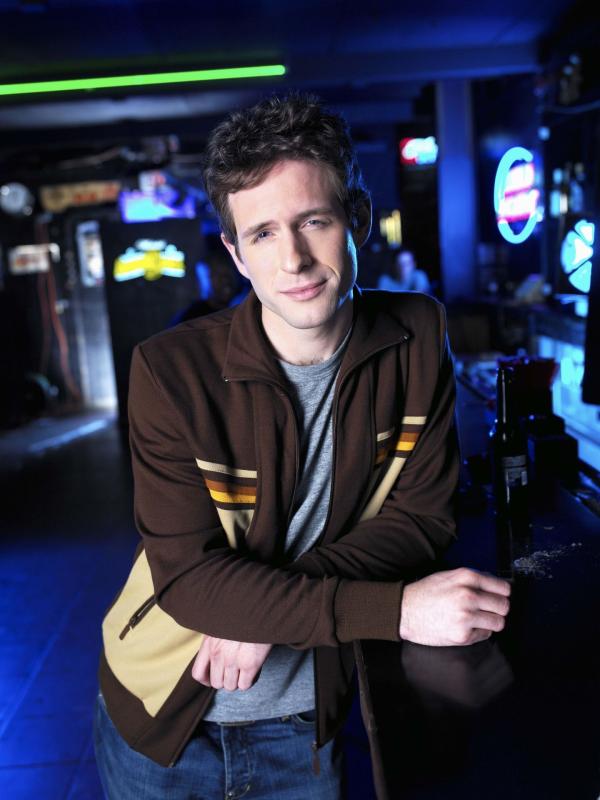 Bild 1 von 17: (1. Staffel) - Stellt sich gegenüber seinen Freunden gerne als überaus intelligent dar: Dennis (Glenn Howerton) ...