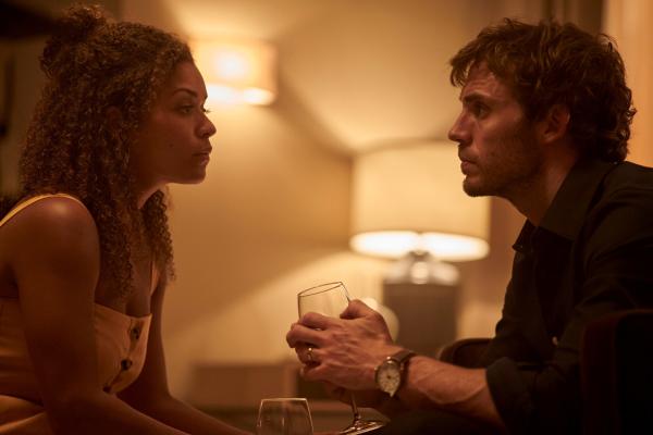 Bild 1 von 6: Antonia Thomas as Karina McKee and Sam Claflin as Patrick McKee in Bagman. Photo Credit: Simon Varsano