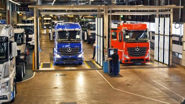 Bild 1 von 3: Alle drei Minuten entsteht im LKW-Montagewerk in Wörth am Rhein ein neuer Lastkraftwagen.