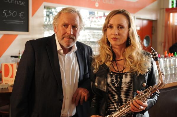 Bild 1 von 12: Produzent Martin ist stolz auf Jana. Von links: Martin Kirchleitner (Hermann Giefer) und Jana Keller (Isabella Hübner).