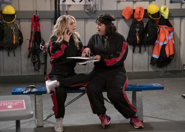 Bild 1 von 11: Gina Dabrowski (Annaleigh Ashford, l.); Gabby (Kether Donohue, r.)