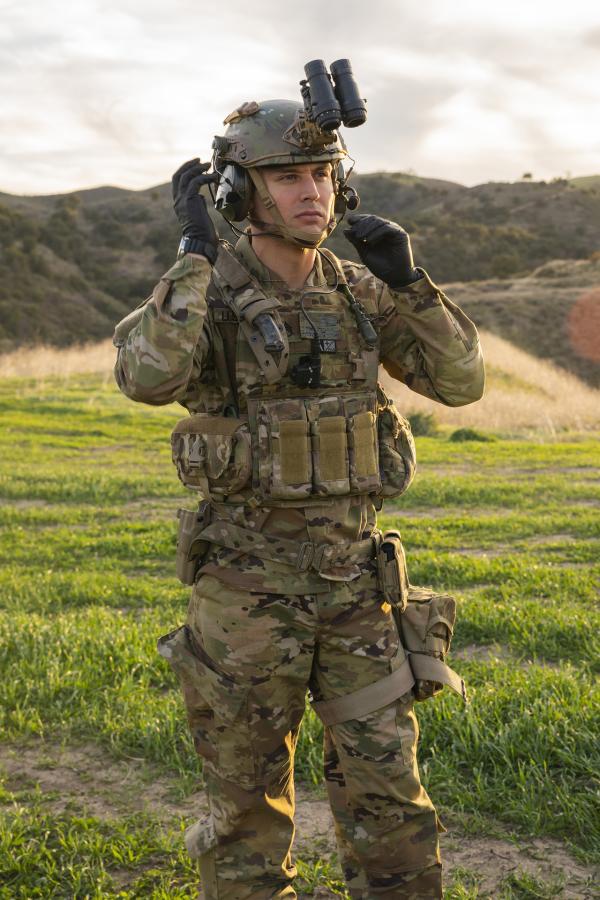 Bild 1 von 10: Eddie Diaz (Ryan Guzman)