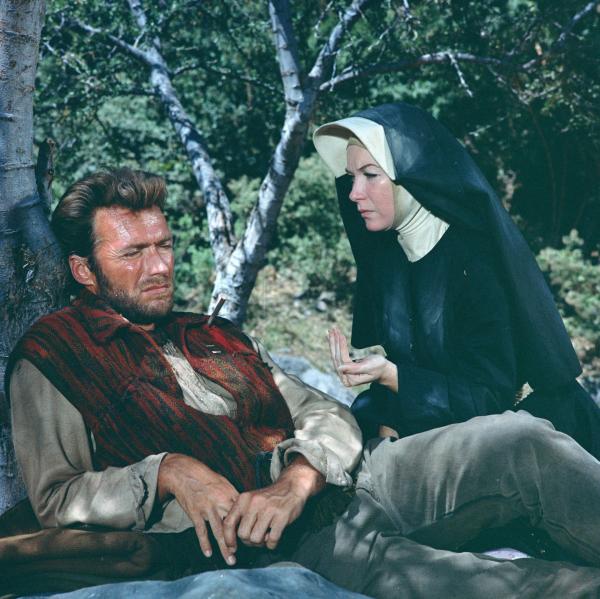 Bild 1 von 11: Hogan (Clint Eastwood, l.) lernt die Nonne Sara (Shirley MacLaine, r.) kennen. Beide spüren eine gegenseitige Verbundenheit. Hogan weiß Saras Geheimnis über ihre eigentliche Berufung nicht ...