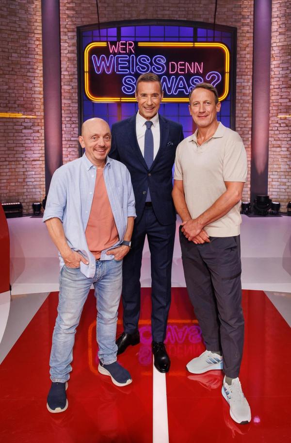 Bild 1 von 3: Im Bild: Teamkapitän Bernhard Hoëcker, Moderator Kai Pflaume und der neue Teamkapitän Wotan Wilke Möring.