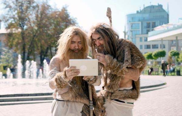 Bild 1 von 2: Könnte ein Steinzeitmensch lernen, wie ein Tablet funktioniert?