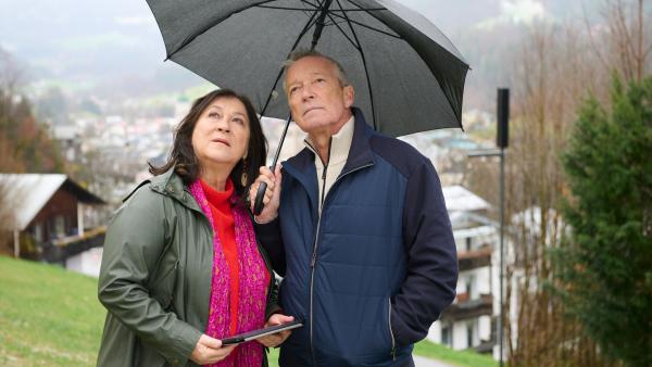 Bild 1 von 15: Eva Lorenz (Eva Mattes) und Vinz Huber (Michael Roll) können Liz' Entscheidung, sich keiner Chemotherapie mehr zu unterziehen, nur schwer akzeptieren.
