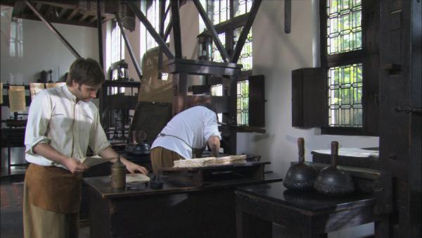 Bild 1 von 10: Bücher sind im Mittelalter ein Luxus, den sich nur die Oberschicht leisten kann. Bis Johannes Gutenberg 1450 in Mainz den Buchdruck mit beweglichen Lettern erfindet. Durch die Zunahme von Universitäten und Bibliotheken entsteht das Bedürfnis nach einer neuen Drucktechnik, die nicht nur günstiger und schneller sein soll als der mühsame Holztafeldruck, bei dem man den Text spiegelverkehrt in einen Holzblock schneiden musste. Gutenbergs geniale Idee, Texte aus einzelnen Buchstaben zusammen zu setzten, macht dies möglich. Das Wissen um die neue Drucktechnik verbreitet sich schnell - und wird zum Katalysator für große geistige, politische und religiöse Veränderungen, wie etwa die lutherische Reformationsbewegung.