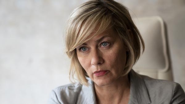 Bild 1 von 15: Ines Bezold (Gesine Cukrowski) führt eine Event-Agentur, die seit Jahren das Dinner organisiert.