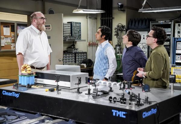 Bild 1 von 10: (v.l.n.r.) Bert Kibbler (Brian Posehn); Raj Koothrappali (Kunal Nayyar); Howard Wolowitz (Simon Helberg); Leonard Hofstadter (Johnny Galecki )