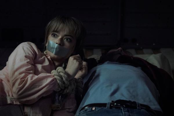 Bild 1 von 3: Gefesselt und zum Schweigen gebracht: Für Faith (Nikki Hahn) und Ryan (Brandon Butler) wird ein Albtraum Wirklichkeit.