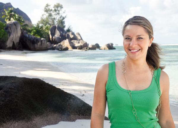 Bild 1 von 2: Moderatorin Wasiliki Goutziomitros auf den Seychellen