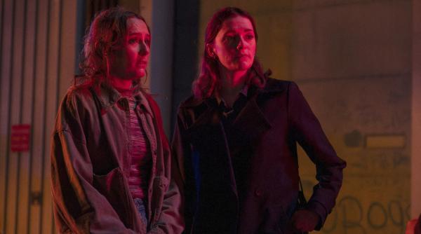 Bild 1 von 10: Ein Team: Alison (Rose Ayling-Ellis, li.) mit Detective Francis (Charlotte Ritchie).