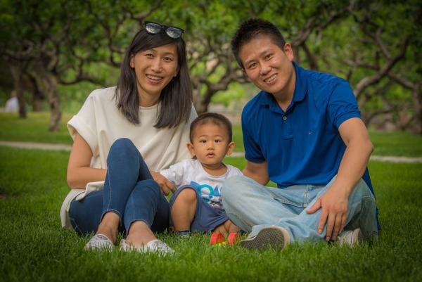 Bild 1 von 2: Die perfekte chinesische Familie: Fan Dandan mit ihrem Ehemann Xiaojing Zhang und Sohn Ruibao. Die systemtreuen Eltern freuen sich auf das neue Sozialkredit-System, von dem sie zu profitieren hoffen.