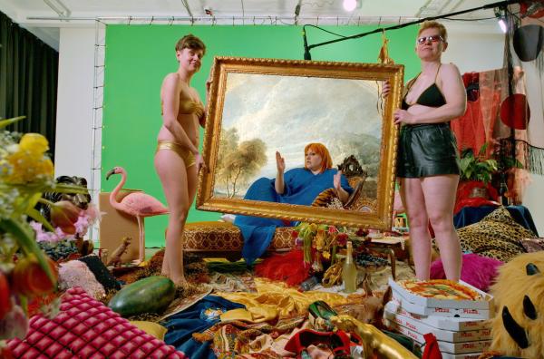 Bild 1 von 2: Beth Ditto (Mi.), Frontfrau der Band Gossip, ist auch als Model, Modedesignerin, Schauspielerin und Aktivistin tätig und nimmt damit Einfluss auf Popkultur und Gesellschaft.