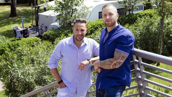 Bild 1 von 3: Sascha (li) und Dennis vom Bodensee benötigen neue Fußmatten und haben die Idee, diese selbst zu basteln - bekommen die Kumpels das so hin, wie sie es sich vorgestellt haben?