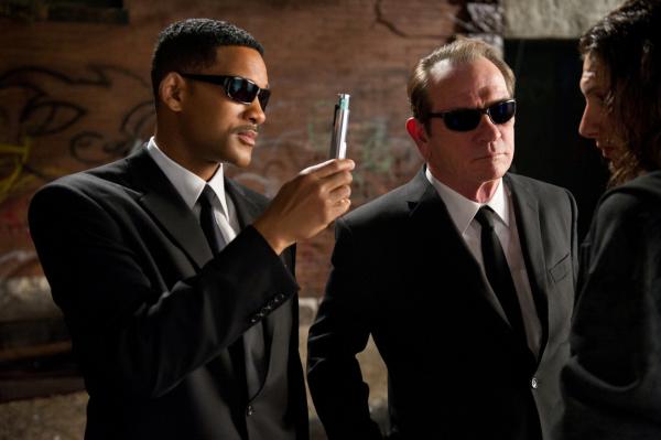 Bild 1 von 3: Will Smith (left) and Tommy Lee Jones star in Columbia Pictures' MEN IN BLACK 3.