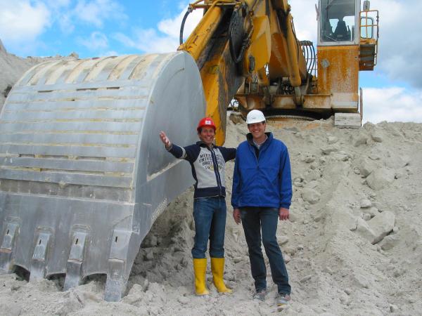 Bild 1 von 2: Willi (links) mit dem Geologen Alexander Braatz in einer Kaolinabbaustätte. Kaolin ist ein wichtiger Rohstoff zur Keramikherstellung.