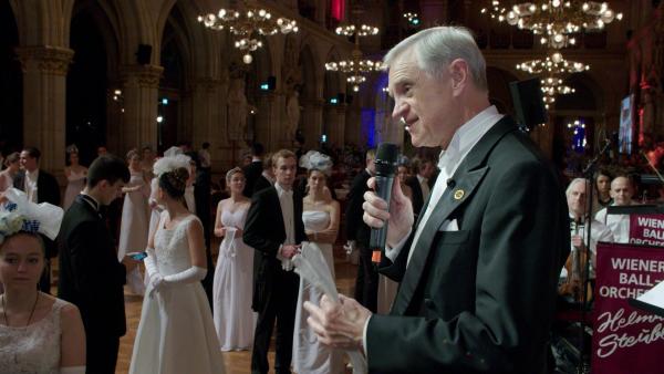 Bild 1 von 17: Im Bild: Thomas Schäfer-Elmayer, Inhaber der Tanzschule Elmayer, am Rotkreuzball bei der Eröffnung Generalprobe.