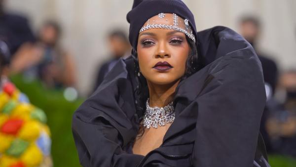 Bild 1 von 4: Von der Karibikinsel ins internationale Rampenlicht: Ihre Heimat Barbados ernennt Robyn Rihanna Fenty 2021 zur Nationalheldin.