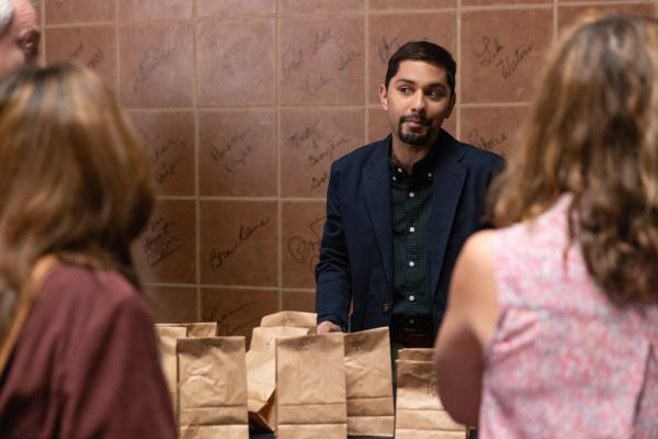 Bild 1 von 3: Bei Deborahs erstem Tournee-Auftritt sorgt Damien (Mark Indelicato) mit seinen Vorsichtsmaßnahmen hinter den Kulissen für Chaos.