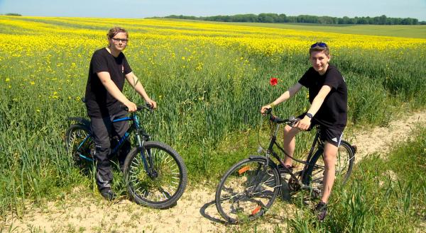 Bild 1 von 1: Zwei Jungs vom Dorf mit Prima-Ferienjob: Niklas und Jonas sind die Aufbauhelfer einer mobilen Kuchenbackstation direkt am Ostseeradweg.