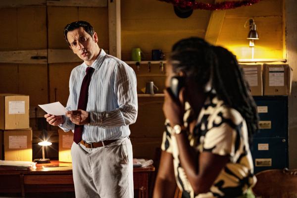 Bild 1 von 7: Detective Inspector Neville Parker (Ralf Little) und Naomi Thomas (Shantol Jackson) beschließen, zum Tatort zurückzukehren und mithilfe von Infrarotkameras nach weiteren Hinweisen zu suchen.