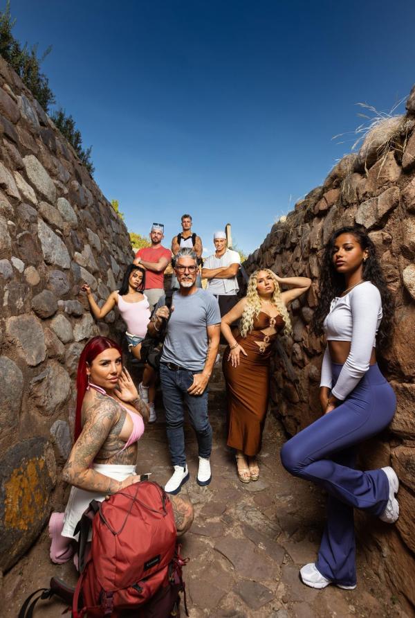 Bild 1 von 19: (v.l.n.r.) Kate Merlan; Elsa Latifaj; Sinan Cakin; Chris Töpperwien; Laurenz Pesch; Daymian Weiß; Marlisa Rudzio; Brenda Brinkmann