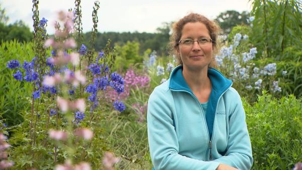 Bild 1 von 9: Heute sind die Frauen zu Gast bei Susanne Behmenburg aus Oberbayern. Die 37-Jährige ist gelernte Staudengärtnerin und studierte Landschaftsarchitektin. Neben Stauden gibt es auf dem Hof im Landkreis Weilheim-Schongau auch Kräuter, Gemüsepflanzen, Erdbeeren und Heidelbeeren zu kaufen. Susannes Vater kümmert sich um drei Herden Rotwild und die hofeigene Imkerei. Susanne ist Mutter einer 7jährigen Tochter.