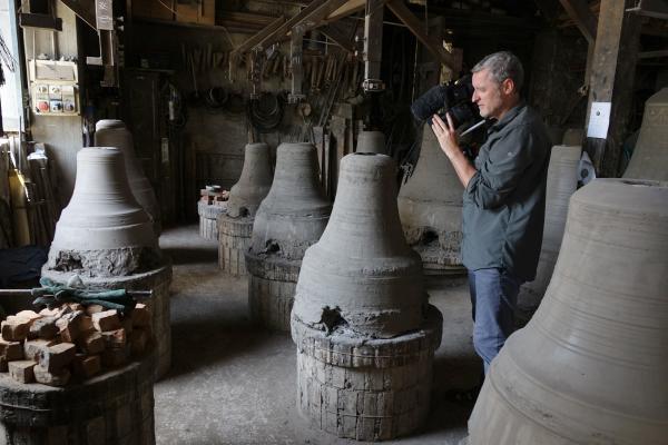 Bild 1 von 3: Autor und Kameramann Manuel Fenn bei der Arbeit.