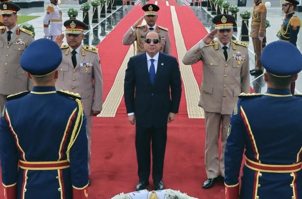 Bild 1 von 3: Abdel Fattah al-Sisi, der neue ägyptische Pharao, flankiert vom Militär ? seinem wichtigsten Rückhalt