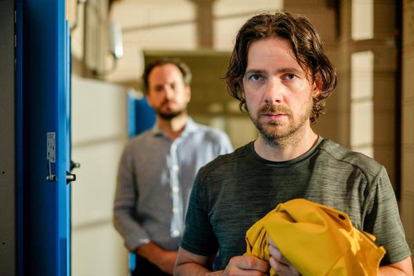 Bild 1 von 24: Im Bild (v.li.): Alexander Absenger (Prof. Gregor Hammbacher), Stefan Pohl (Filip Boj).