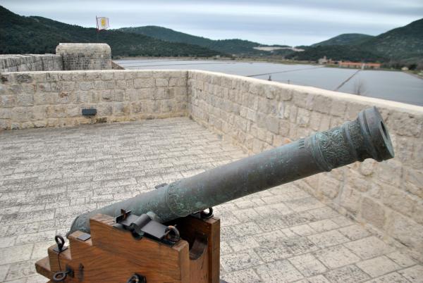 Bild 1 von 9: Ston, Kroatien; Kanone auf Festung.