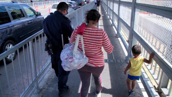 Bild 1 von 3: US-Grenzbeamte in Laredo helfen einer Mutter und ihrem Kind, die vor der Gewalt der mittelamerikanischen Kartelle geflohen sind.