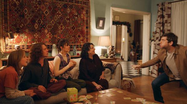 Bild 1 von 6: Weihnachten, Zeit für Gesellschaftsspiele: (v.l.n.r.) Noa (Janaina Halloy), Balthazar (Christophe Montenez), Sarah (Alice Daubelcour), Carole (Noémie Lvovsky) und David (Jules Sagot) in Aktion.