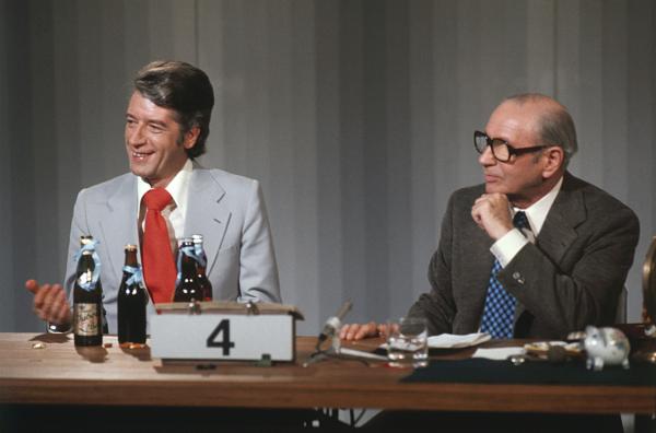 Bild 1 von 6: Von links: Ehrengast Rudi Carrell und Moderator Robert Lembke.
