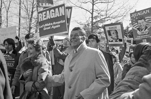 Bild 1 von 1: Der republikanische Präsidentschaftskandidat Ronald Reagan und seine Frau Nancy bei einer Wahlveranstaltung in New Hampshire, USA