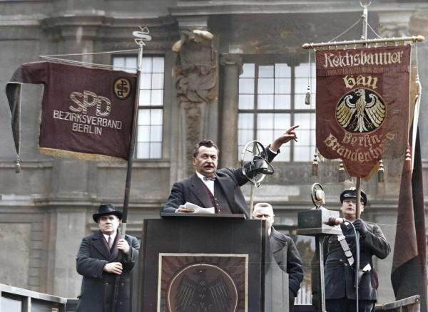 Bild 1 von 6: Otto Wels verteidigt am 23. März 1933 im Reichstag die Demokratie gegen das Ermächtigungsgesetz. Es gilt als die letzte freie Rede vor dem Reichstag.