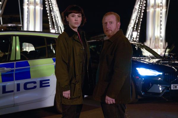 Bild 1 von 8: DI Max Arnold (Adrian Scarborough) und DS Layla Walsh (Vanessa Emme) ermitteln im Mordfall an einer jungen Musikerin. Sie wurde tot in ihrer Badewanne entdeckt.