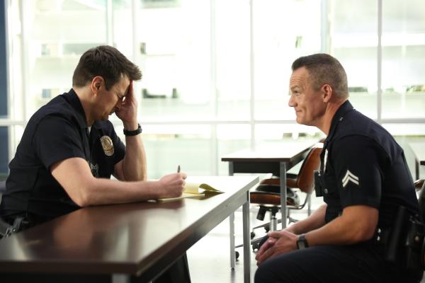 Bild 1 von 3: Voller Vorfreude will Nolan (Nathan Fillion, l.) seine Arbeit als neuer Gewerkschaftsvertreter antreten. Doch die zahlreichen Wünsche und Anliegen von Kollegen wie Officer Janssen (Jan M. Janssen, r.) überfordern ihn schnell.